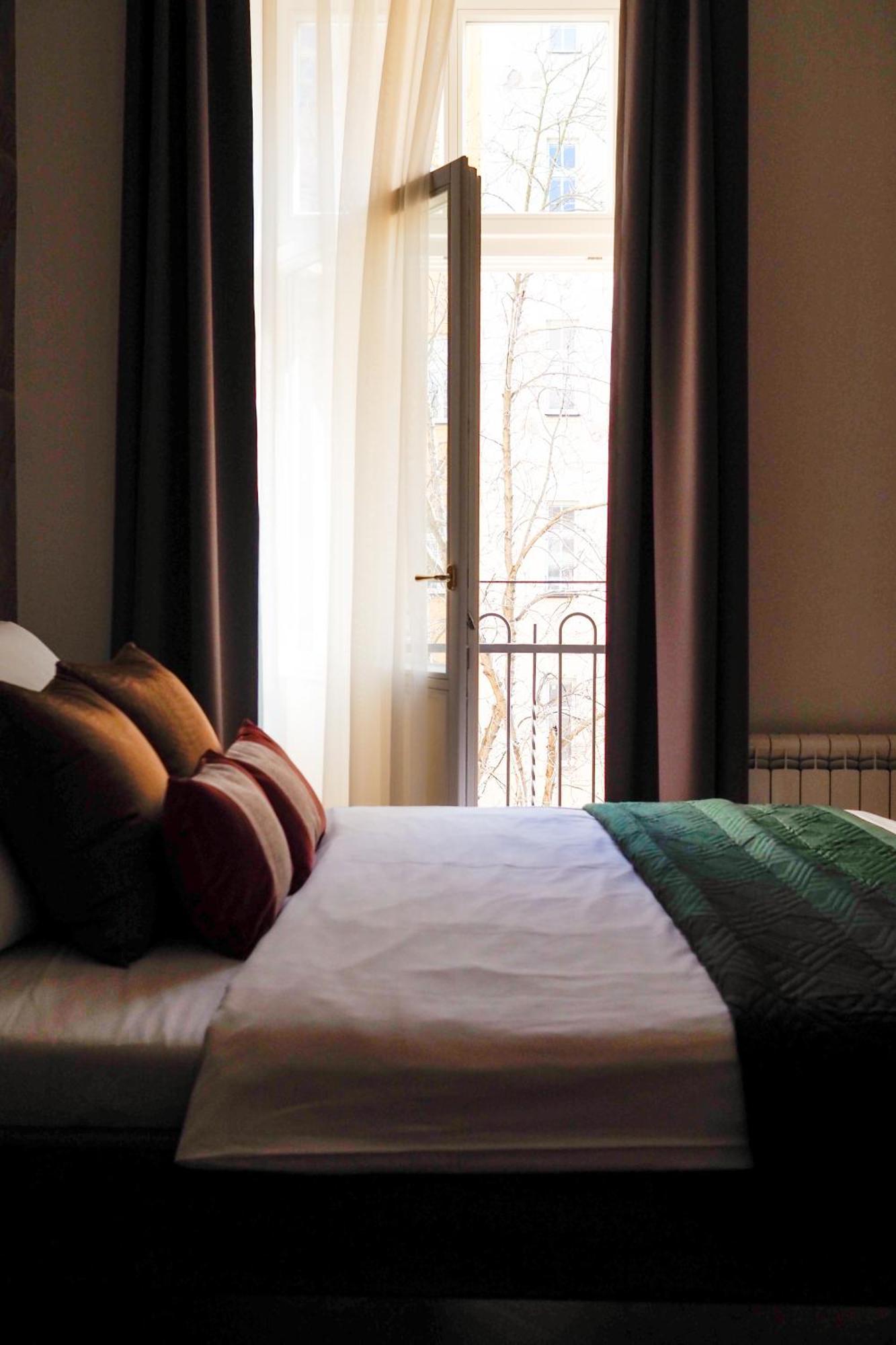 Estudio con sofá cama y vistas al río